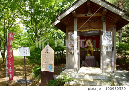 冨士河口湖町 黄金の七福神・大黒天と新緑 冨士河口湖町 黄金の七福神・大黒天と新緑 100980520