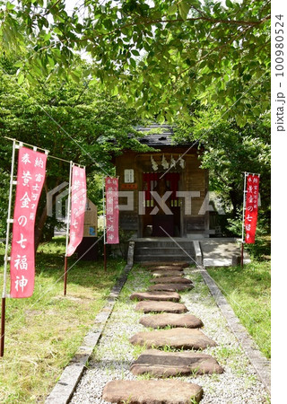 冨士河口湖町 黄金の七福神・福禄寿と新緑  冨士河口湖町 黄金の七福神・福禄寿と新緑  100980524