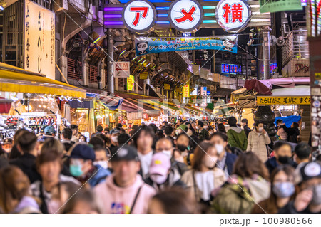 日本の東京都市景観 個人判断…マスク着用…コロナ禍前を上回る観光客らで賑わうアメ横＝3月19日 100980566