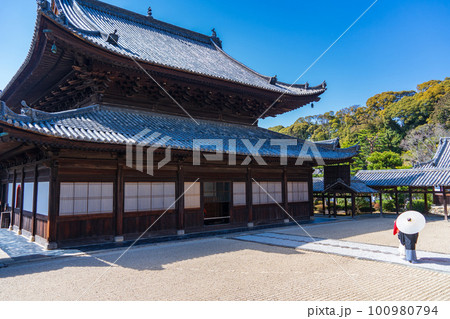 京都　宇治市の萬福寺　法堂前の新婚カップル 100980794