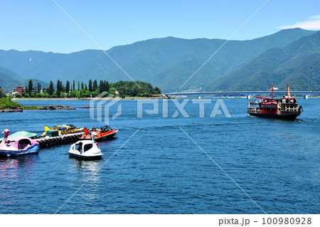 冨士河口湖町　河口湖と河口湖遊覧船天晴とボート乗り場とと夏空 100980928