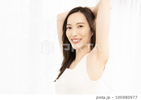 両手を上げた女性（脱毛のイメージ) 100980977