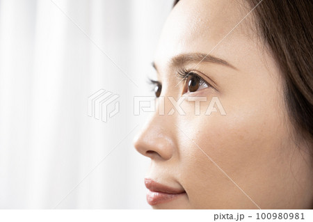 まつ毛エクステをつけた女性のアップ 100980981