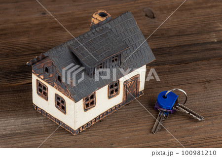 Model house and keys on table. 100981210