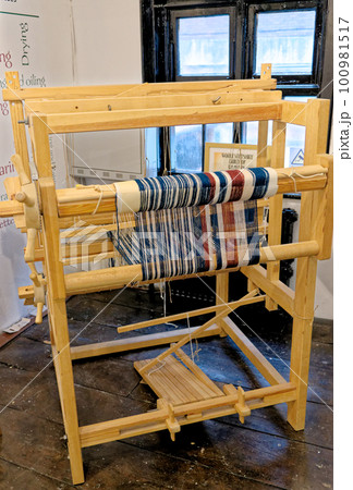 Vintage old loom at Tudor House Museum Worcester - United Kingdom Vintage old loom at Tudor House Museum Worcester - United Kingdom 100981517
