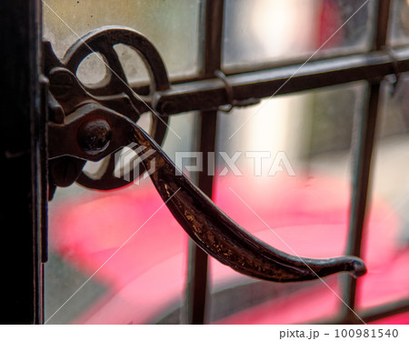 Old window hinge at Tudor House Museum Worcester - United Kingdom Old window hinge at Tudor House Museum Worcester - United Kingdom 100981540