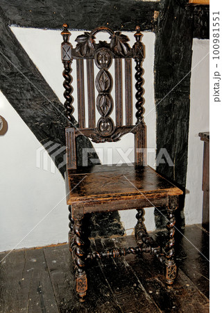 Old vintage chair at Tudor House Museum Worcester - United Kingdom 100981551