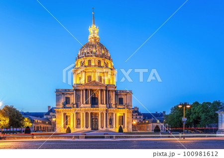 View of Les Invalides in the evening in Paris, France 100981612