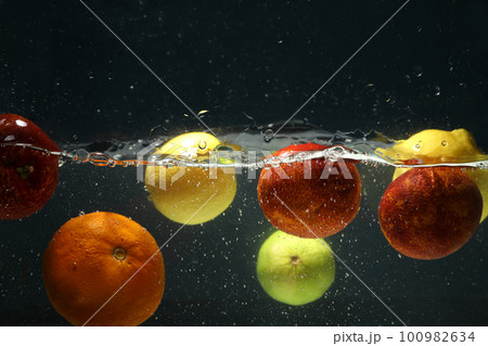 Citrus fruits in water, concept of freshness 100982634