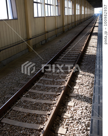 新幹線の線路と枕木とバラスト 100982937