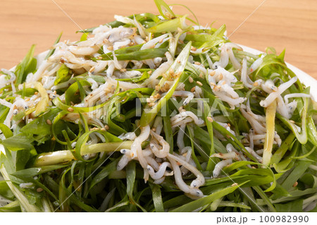 九条ねぎと釜揚げしらすのサラダ 100982990