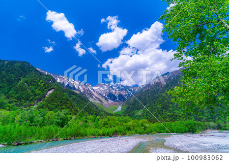 【絶景】初夏の上高地【長野県】 100983062