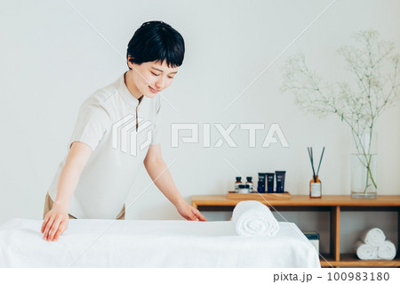 エステサロンの若い女性スタッフ エステサロンの若い女性スタッフ 100983180