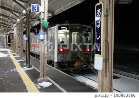冬の夜の網走駅で出発を待つ列車 100983386
