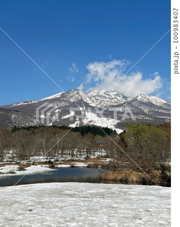 【新潟県妙高市】残雪の妙高山　と　いもり池　4月の風景 100983407