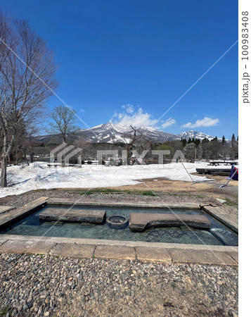 【新潟県妙高市】残雪の妙高山　と　いもり池の足湯　4月の風景 100983408