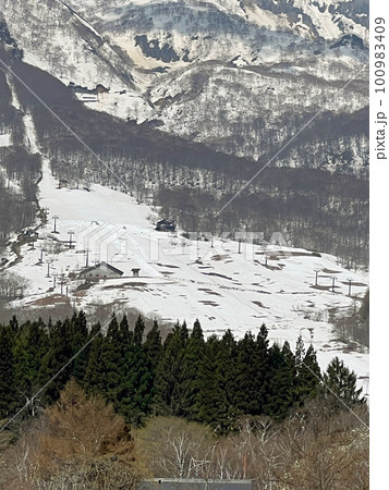 【新潟県妙高市】いもり池から眺める4月の妙高 杉ノ原スキー場 100983409