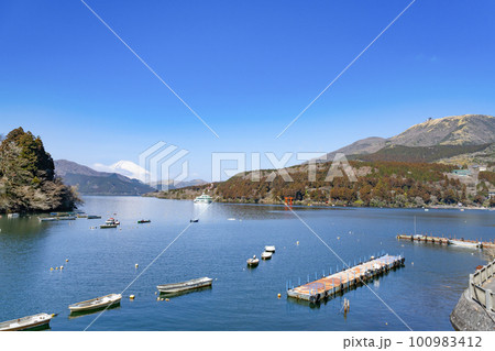 神奈川県箱根町　芦ノ湖と富士山 100983412