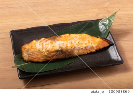 銀鮭西京焼漬け焼き 銀鮭西京焼漬け焼き 100983869