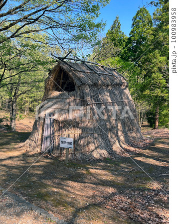 斐太歴史の里にある竪穴住居 100983958