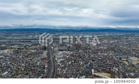 2023年3月　大阪中央環状線と近畿道沿いを守口市大日駅方面に空撮 100984050