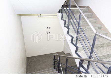 ホテルの階段 ホテルの階段 100985125