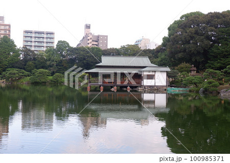 池に浮かぶ庭園 100985371
