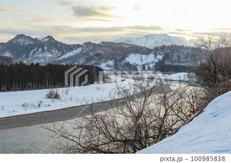 冬の阿賀野川と赤い橋 100985838