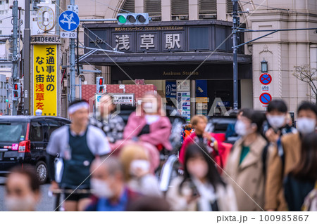 日本の東京都市景観 個人判断のマスク着用…賑わいが戻った浅草。浅草駅や人力車などを望む=3月27日 日本の東京都市景観 個人判断のマスク着用…賑わいが戻った浅草。浅草駅や人力車などを望む=3月27日 100985867