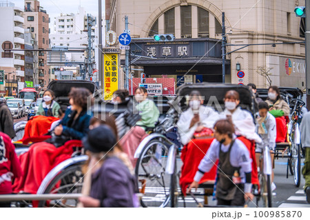 日本の東京都市景観 個人判断のマスク着用…賑わいが戻った浅草。浅草駅や人力車などを望む=3月27日 日本の東京都市景観 個人判断のマスク着用…賑わいが戻った浅草。浅草駅や人力車などを望む=3月27日 100985870