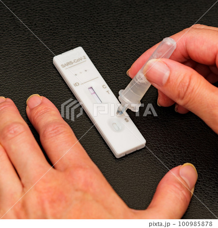 検査キット に 検体 を 滴下 して セルフチェック【 コロナ ウィルス の 簡易検査 イメージ 】 100985878