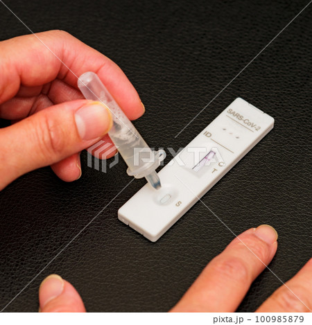 検査キット に 検体 を 滴下 して セルフチェック【 コロナ ウィルス の 簡易検査 イメージ 】 100985879