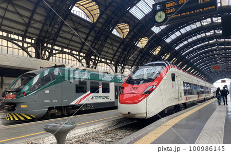 ミラノ中央駅のプラットホーム。左がトレノルドで右側がミラノ発、スイス国鉄(スイス連邦鉄道)の列車 ミラノ中央駅のプラットホーム。左がトレノルドで右側がミラノ発、スイス国鉄(スイス連邦鉄道)の列車 100986145