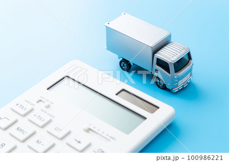 トラックと電卓 ブルーバック トラックと電卓 ブルーバック 100986221