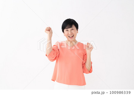 ガッツポーズをする女性 ガッツポーズをする女性 100986339