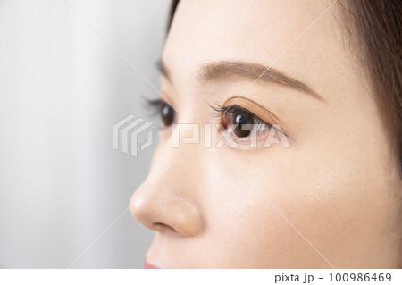 まつ毛エクステをつけた女性のアップ 100986469