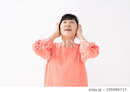 頭を抱える女性　頭痛　困る 100986717