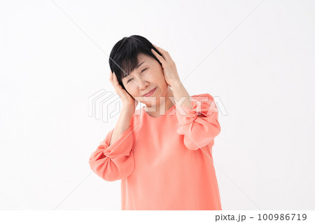 頭を抱える女性　頭痛　困る 100986719