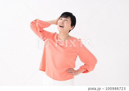頭を抱える女性 頭痛 困る 頭を抱える女性 頭痛 困る 100986723