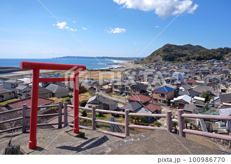 崖の上にある稲荷大明神【千葉県南房総市・和田浦】 100986770