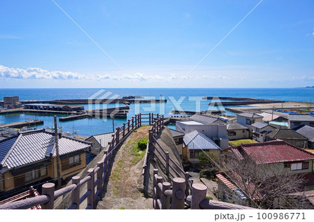 崖上の稲荷大明神から望む和田浦の海【千葉県南房総市】 崖上の稲荷大明神から望む和田浦の海【千葉県南房総市】 100986771