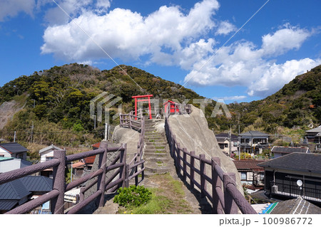 崖の上にある稲荷大明神【千葉県南房総市・和田浦 100986772