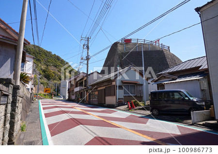 外房黒潮ラインと崖上の稲荷大明神【千葉県南房総市・和田浦】 外房黒潮ラインと崖上の稲荷大明神【千葉県南房総市・和田浦】 100986773