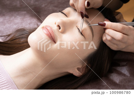 まつ毛エクステの施術を受ける女性 まつ毛エクステの施術を受ける女性 100986780