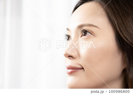 まつ毛エクステをつけた女性のアップ 100986800