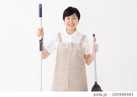 白バックでモップ、ほうきを持つ女性 100986985