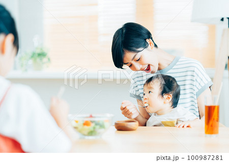 ダイニングで食事をする家族。 100987281