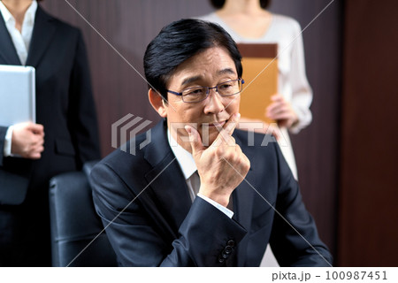 商談に臨むスーツの経営者 商談に臨むスーツの経営者 100987451