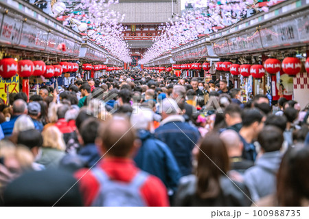 日本の東京都市景観 個人判断のマスク着用…浅草寺はコロナ禍前ごえ…外国人観光客も急増…＝3月27日 100988735