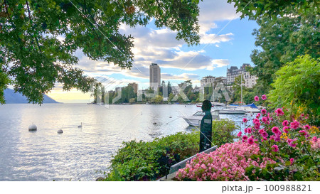 レマン湖畔の風景 (スイス、モントルー) 100988821